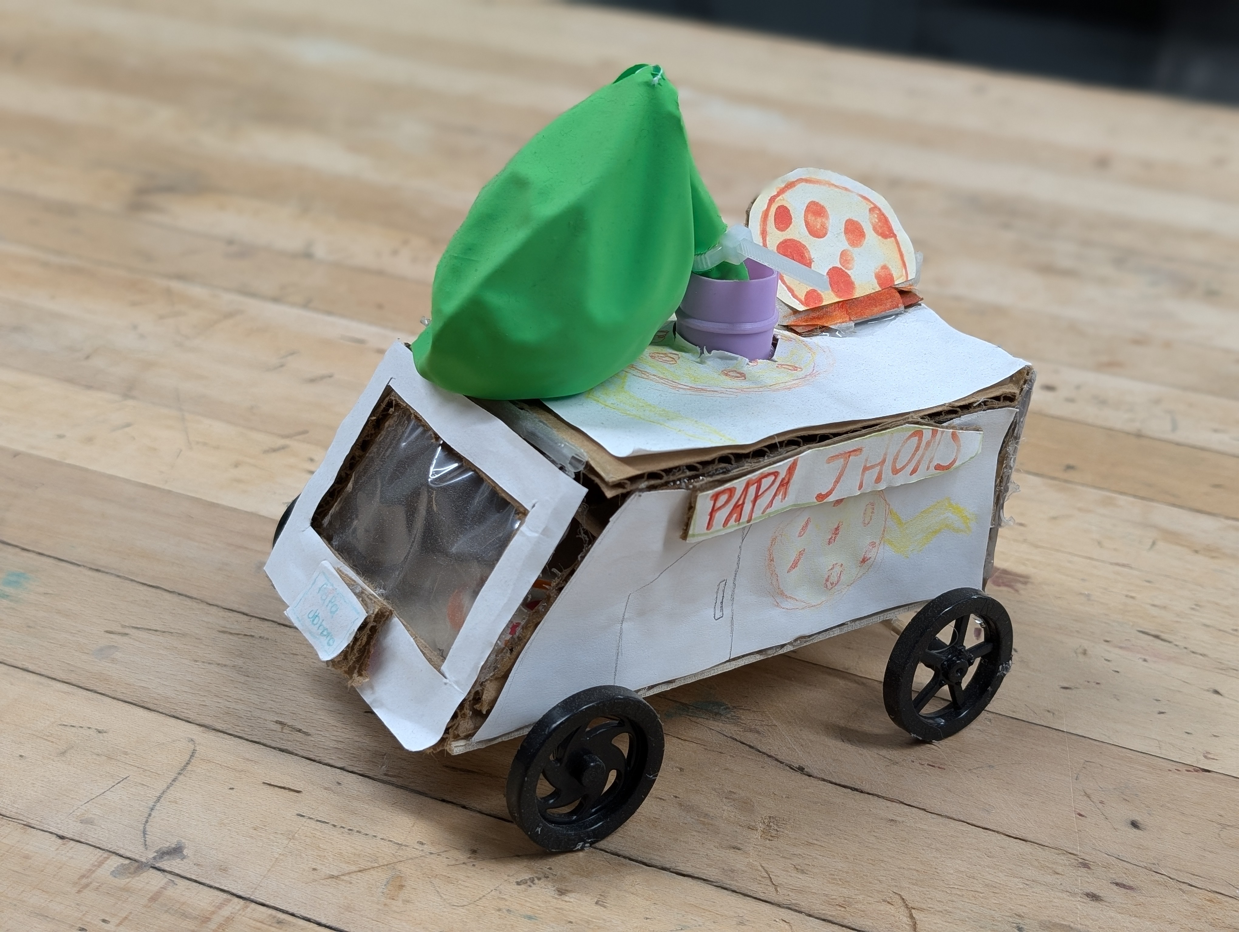 Lightweight balsa chassis with centered balloon nozzle