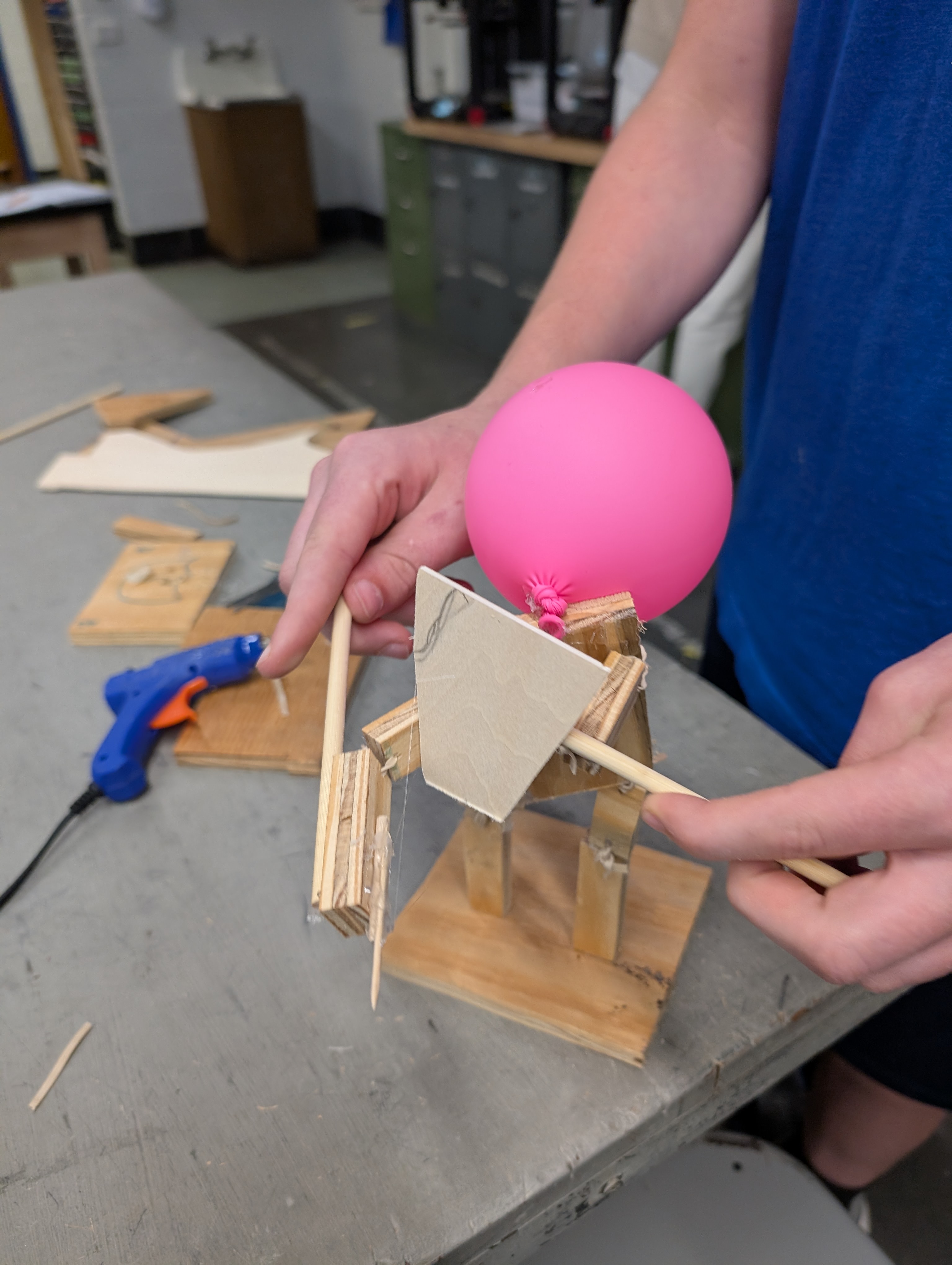 Lightweight balsa chassis with centered balloon nozzle